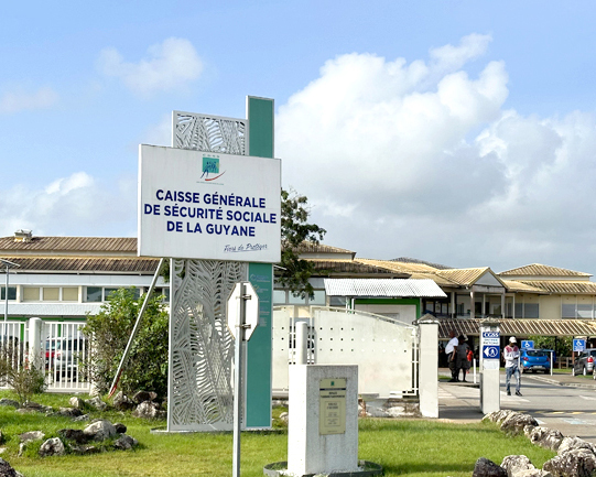 Entrée de la Caisse générale de la Sécurité sociale de la Guyane
